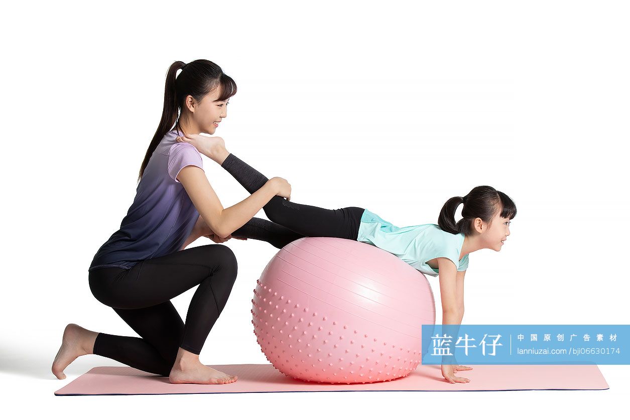 快乐的母女俩一起健身