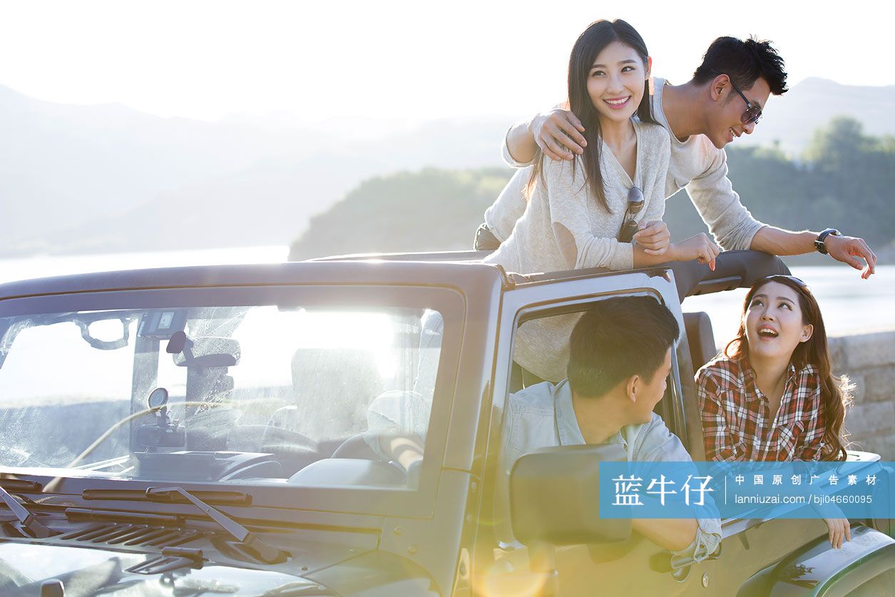 年轻人开吉普车出游