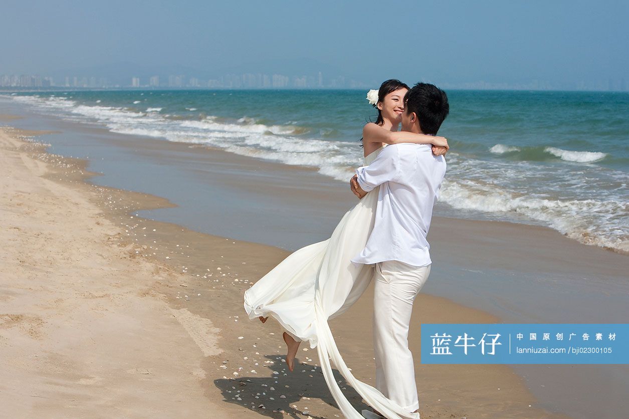海滩浪漫婚纱情侣