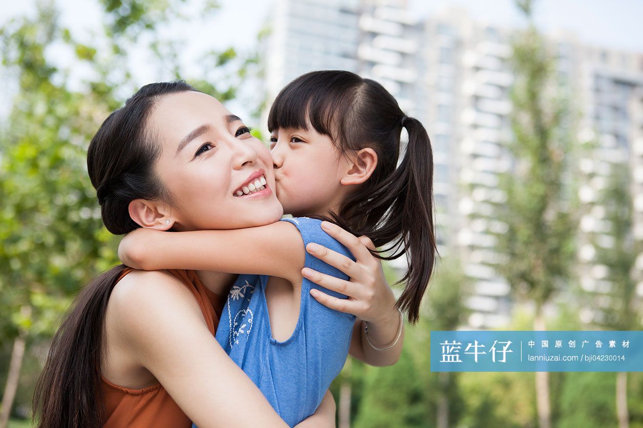 小女孩亲吻妈妈