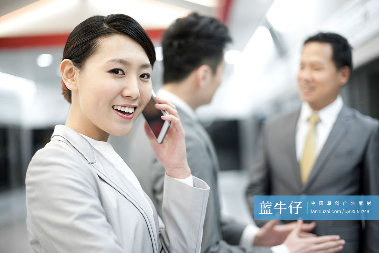 地铁里的商务人士
