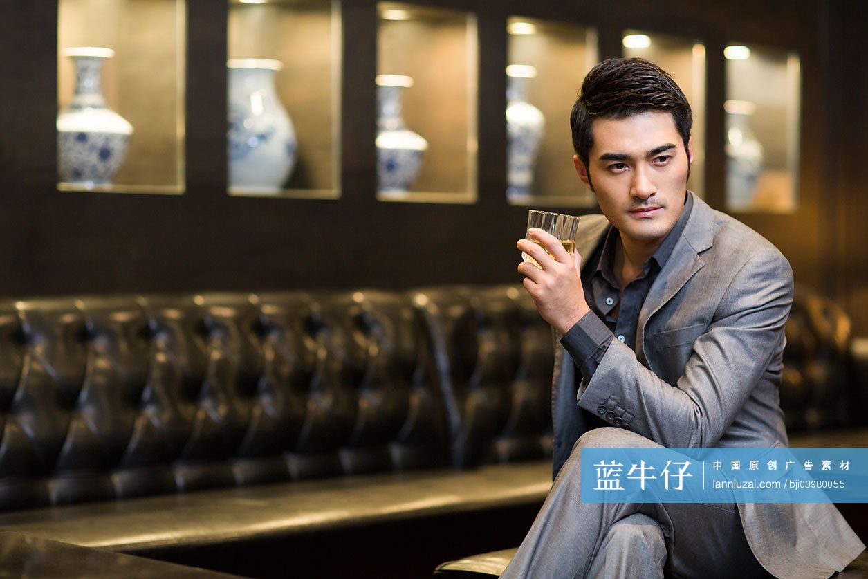 年轻商务男士在沉思-蓝牛仔影像-中国原创广告影像素材