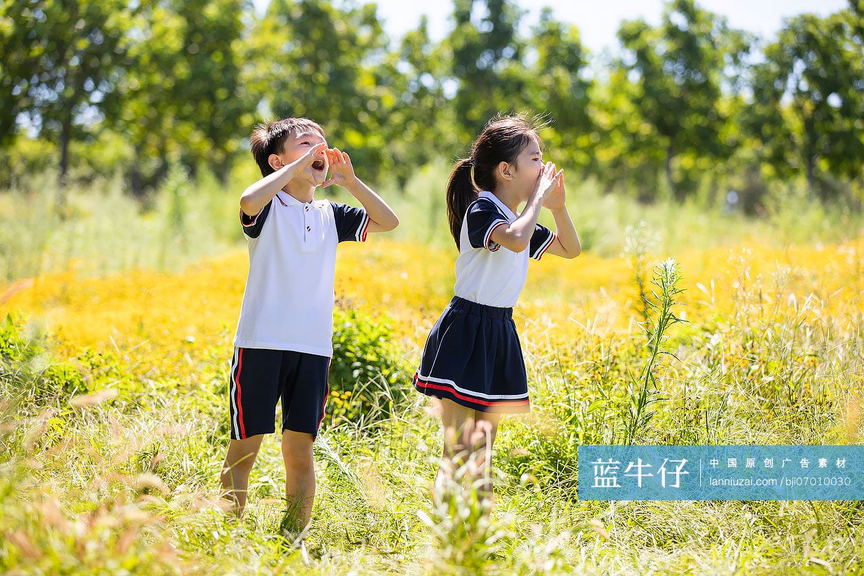 快乐的小学生朝着远方大喊