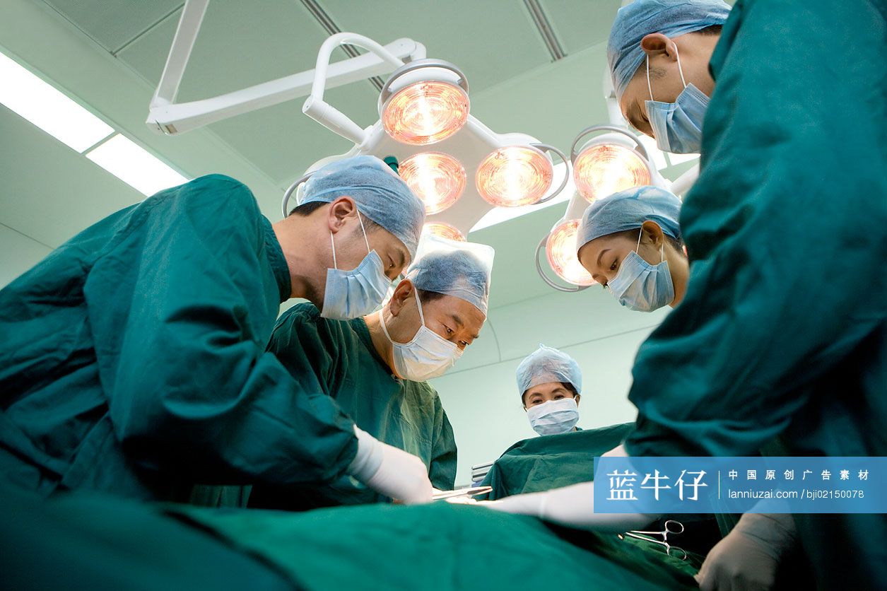 医生在手术室做手术