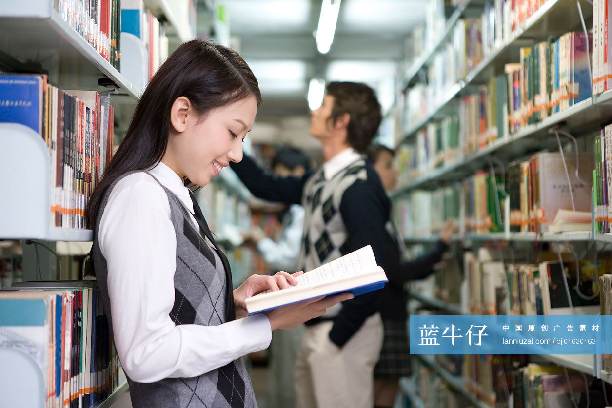 图书馆看书的大学生们