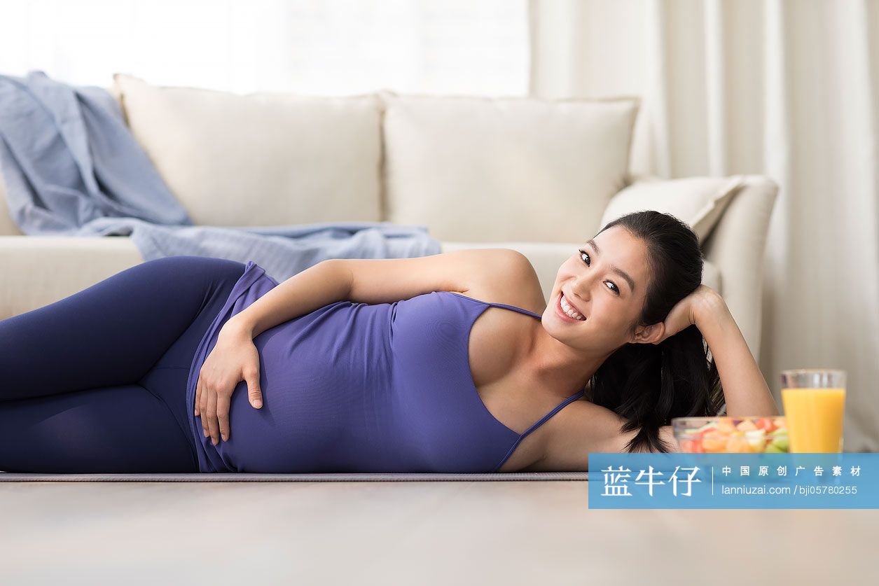 年轻孕妇在家休息