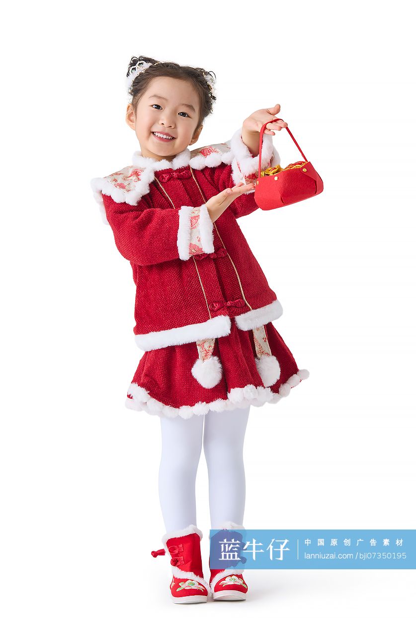 穿着传统服饰的小女孩庆祝新年