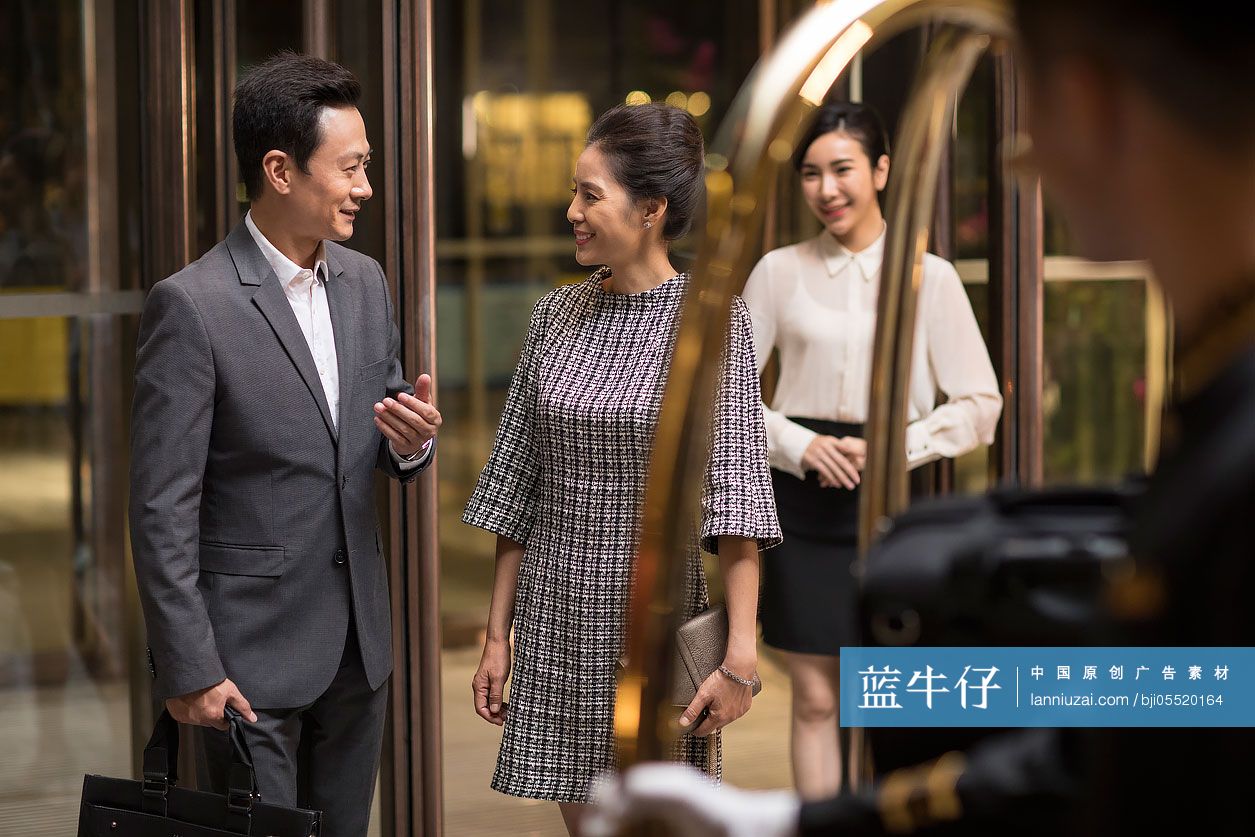 商务人士在酒店大厅谈话-蓝牛仔影像-中国原创广告影像素材