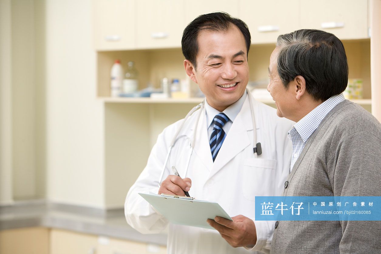 医生和老年患者讨论病情