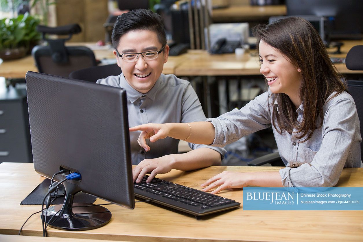 Chinese IT workers talking in office-High-res stock photo for download