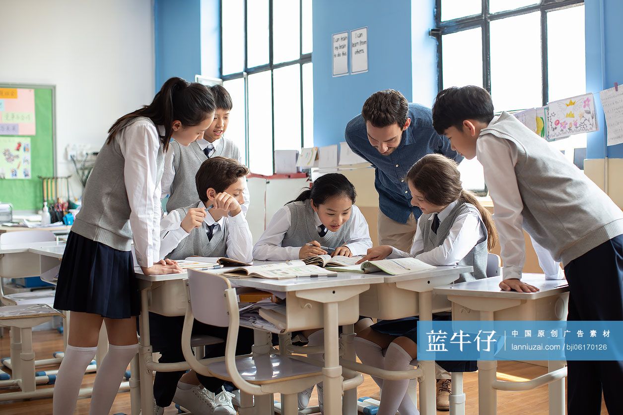 学生和老师在教室讨论 蓝牛仔影像 中国原创广告影像素材