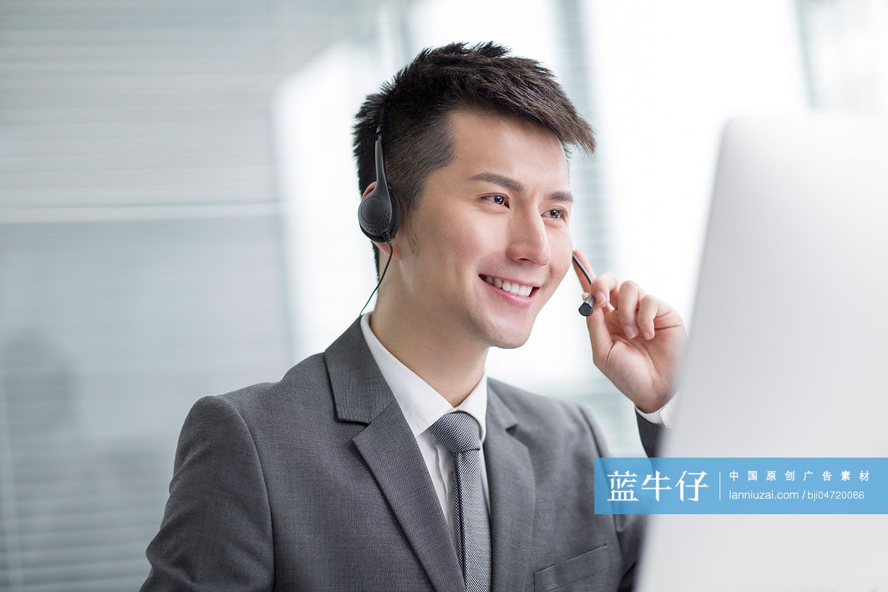 商务男士戴着耳麦工作