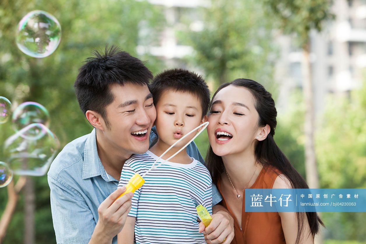 快乐的三口之家吹泡泡