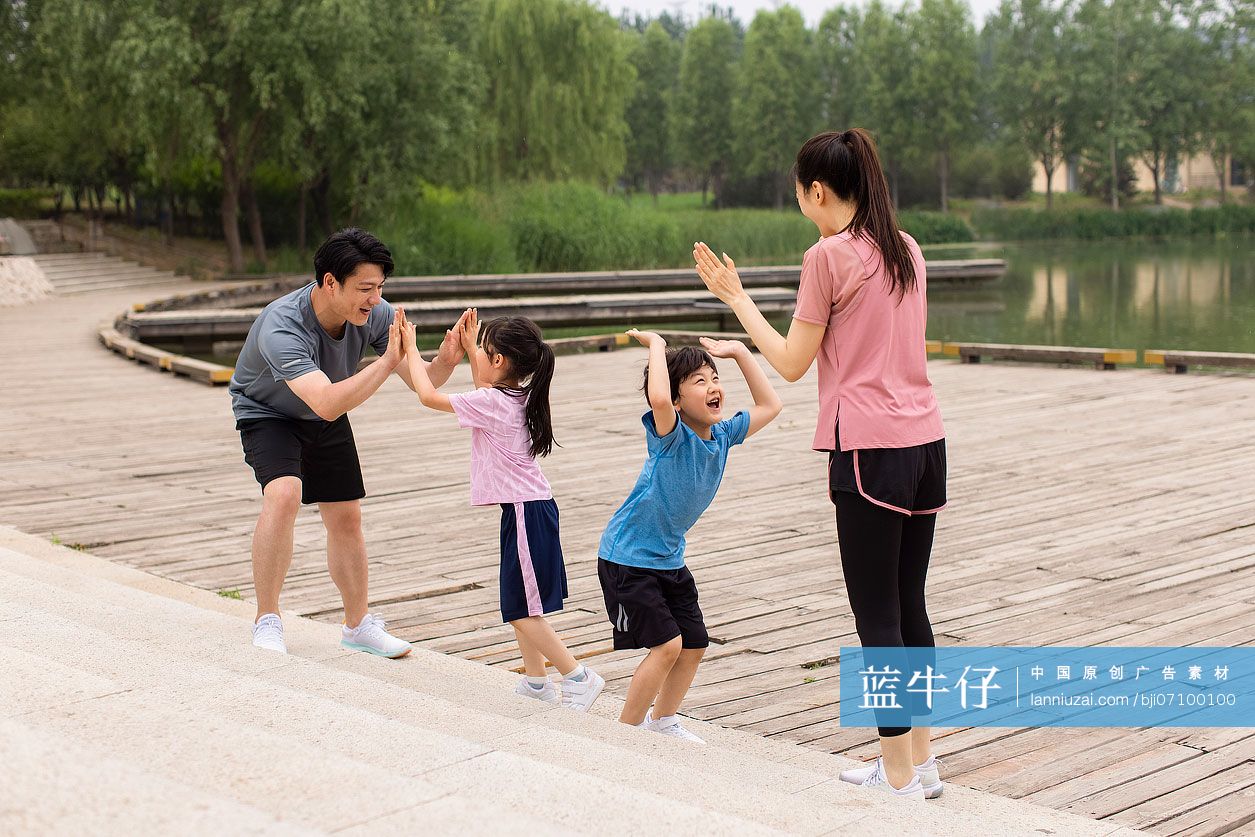 一家人在公园锻炼身体