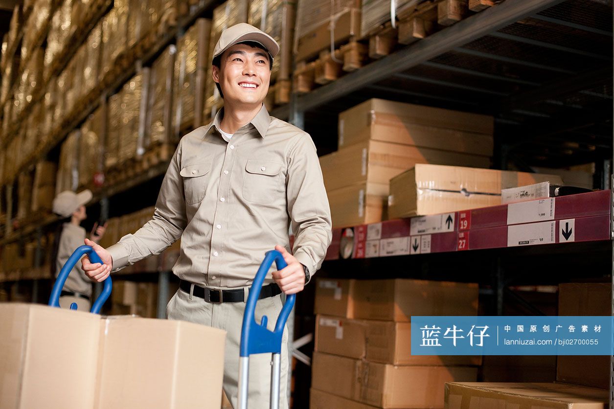 物流工作人员搬运货物