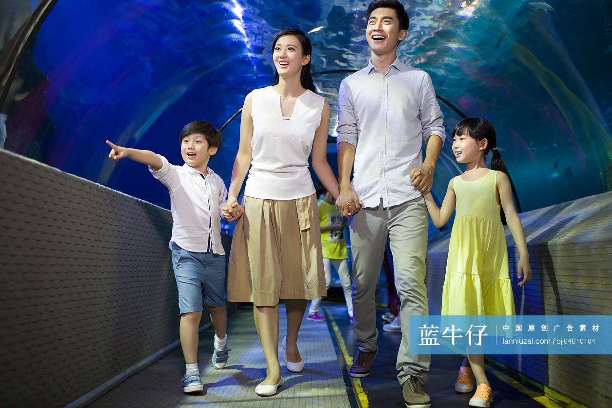 年轻家庭参观海洋馆