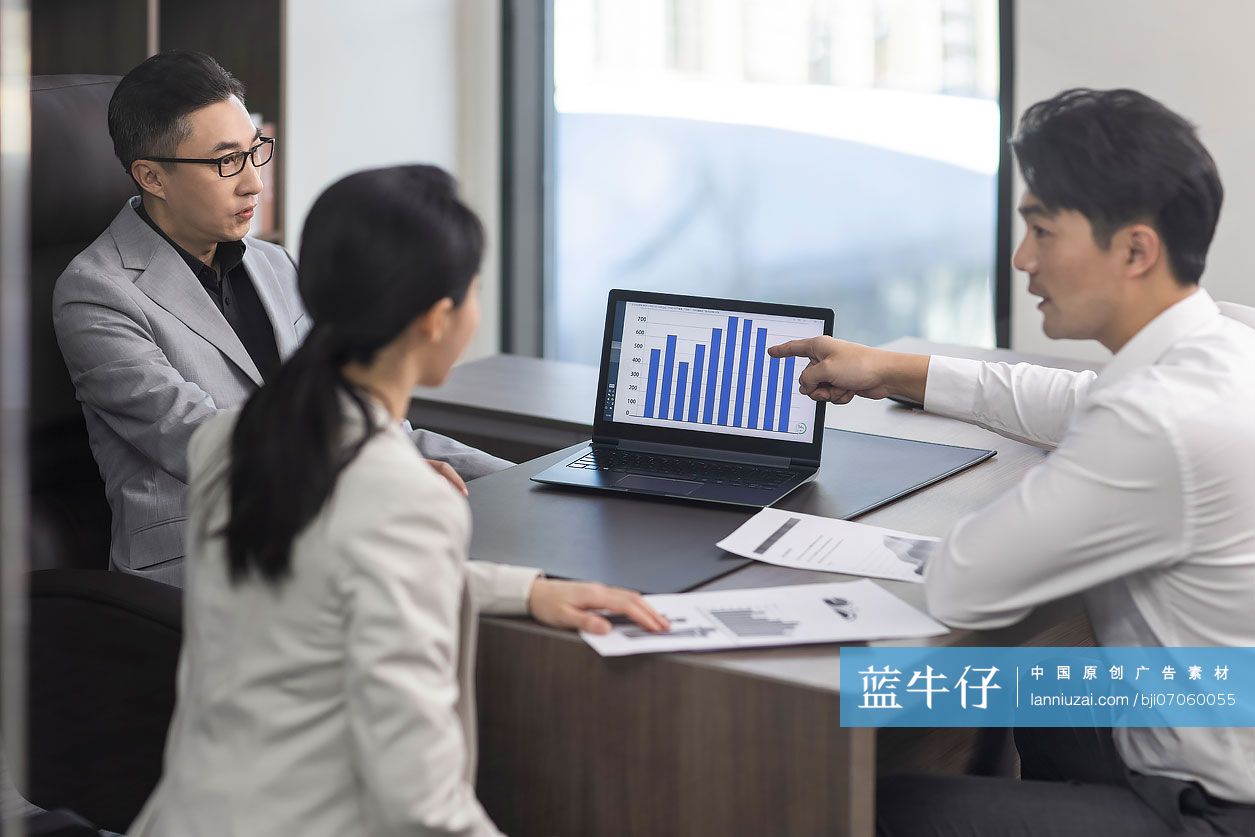 自信的商务人士在办公室讨论工作