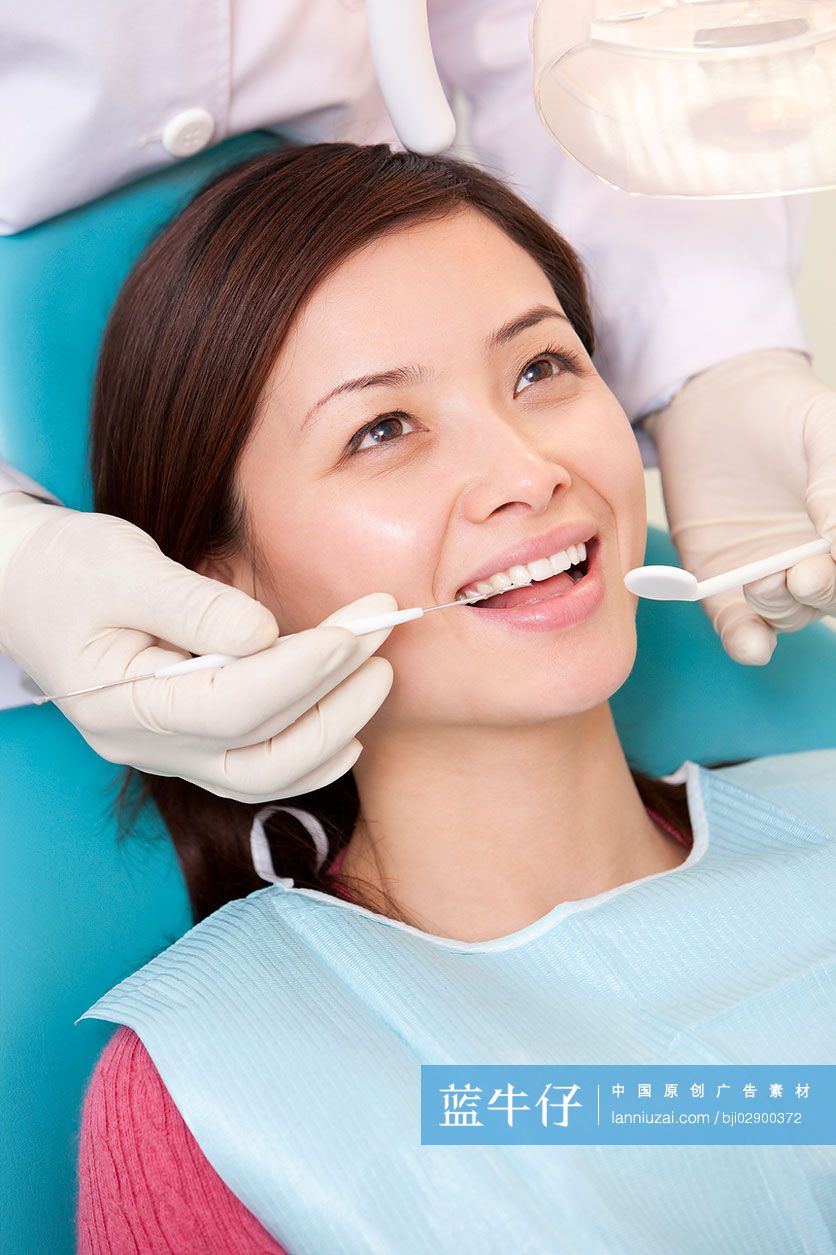 医生给患者治疗