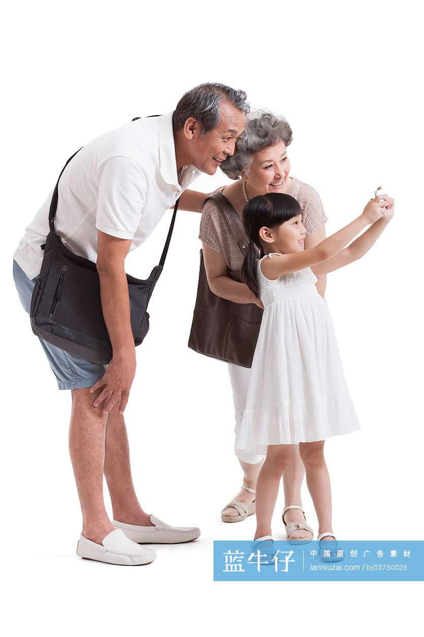 祖孙三人用手机自拍