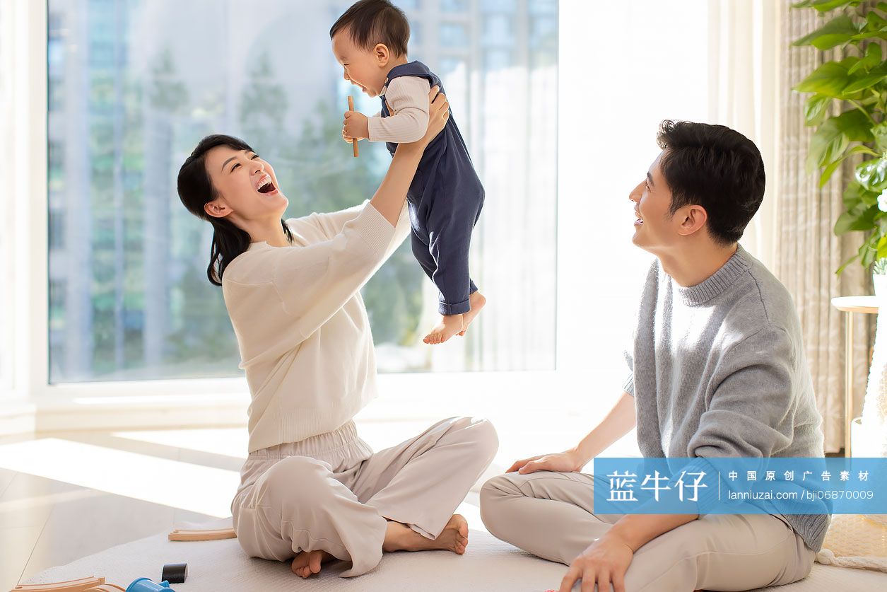 年轻父母在家陪宝宝玩耍