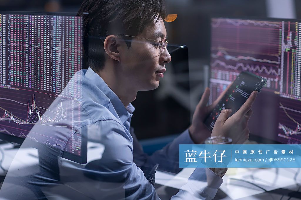 金融分析师在公司加班