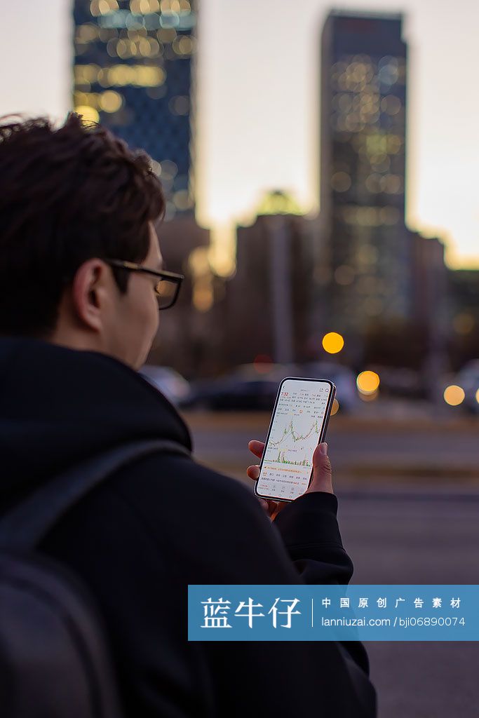 男子用手机查看股票行情