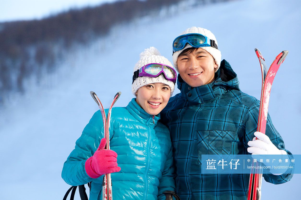 时尚青年男女在滑雪场-蓝牛仔影像-中国原创广告影像素材