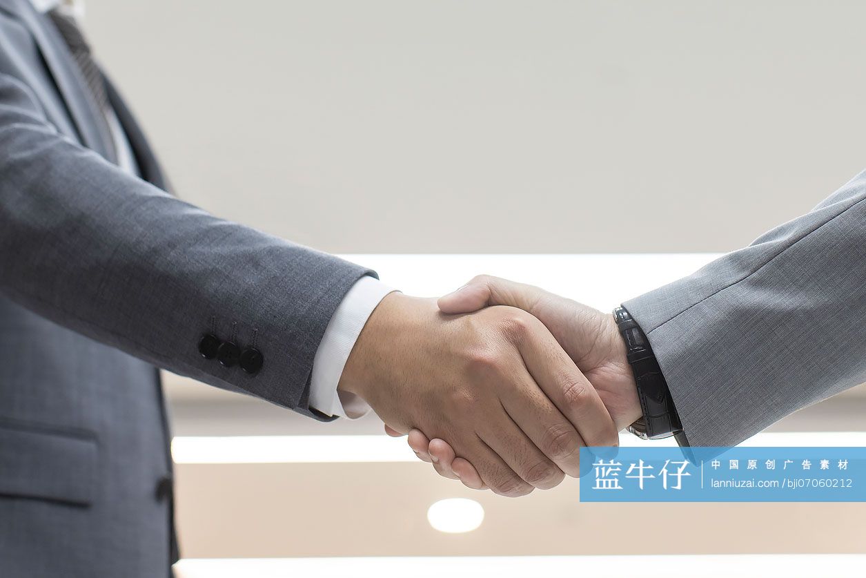 成功商务人士在办公室握手问候