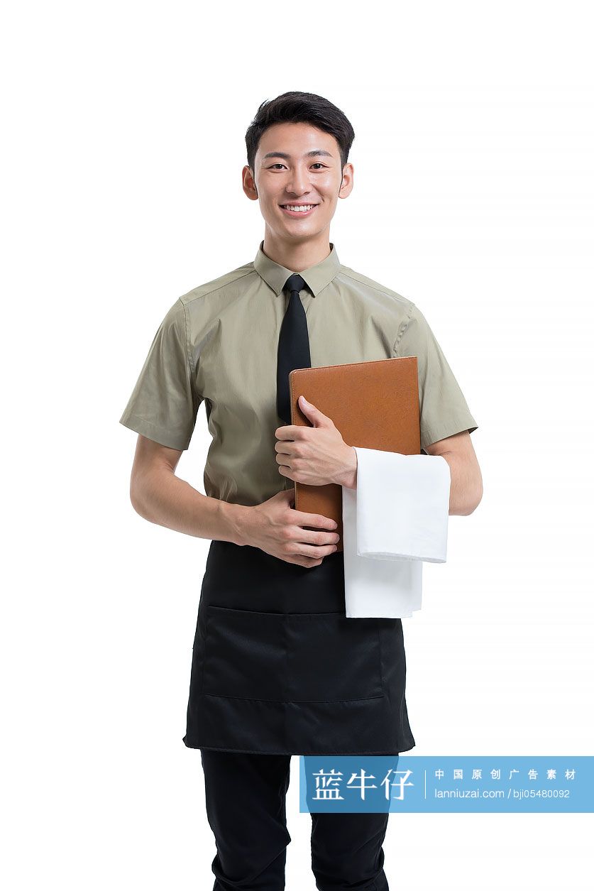 年轻服务员拿着菜单