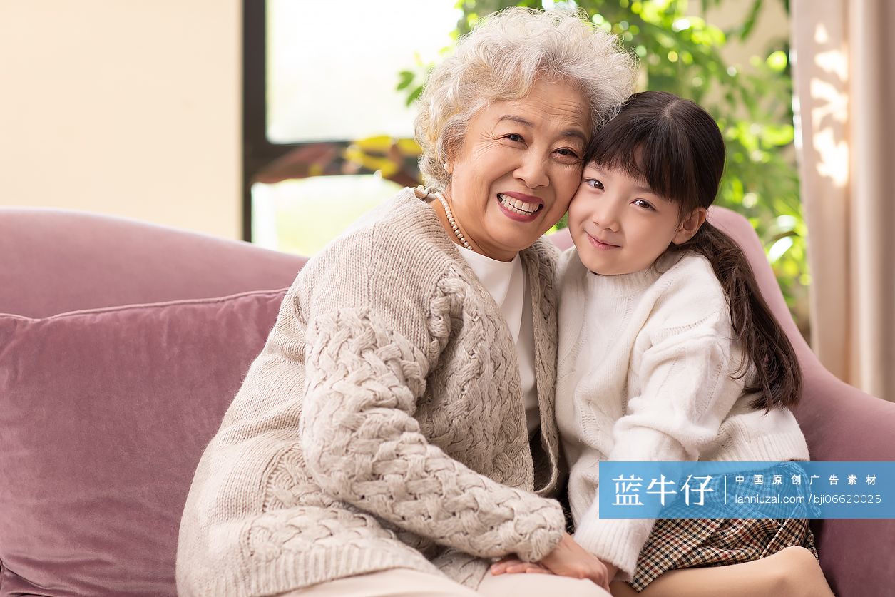 亲密的奶奶和孙女