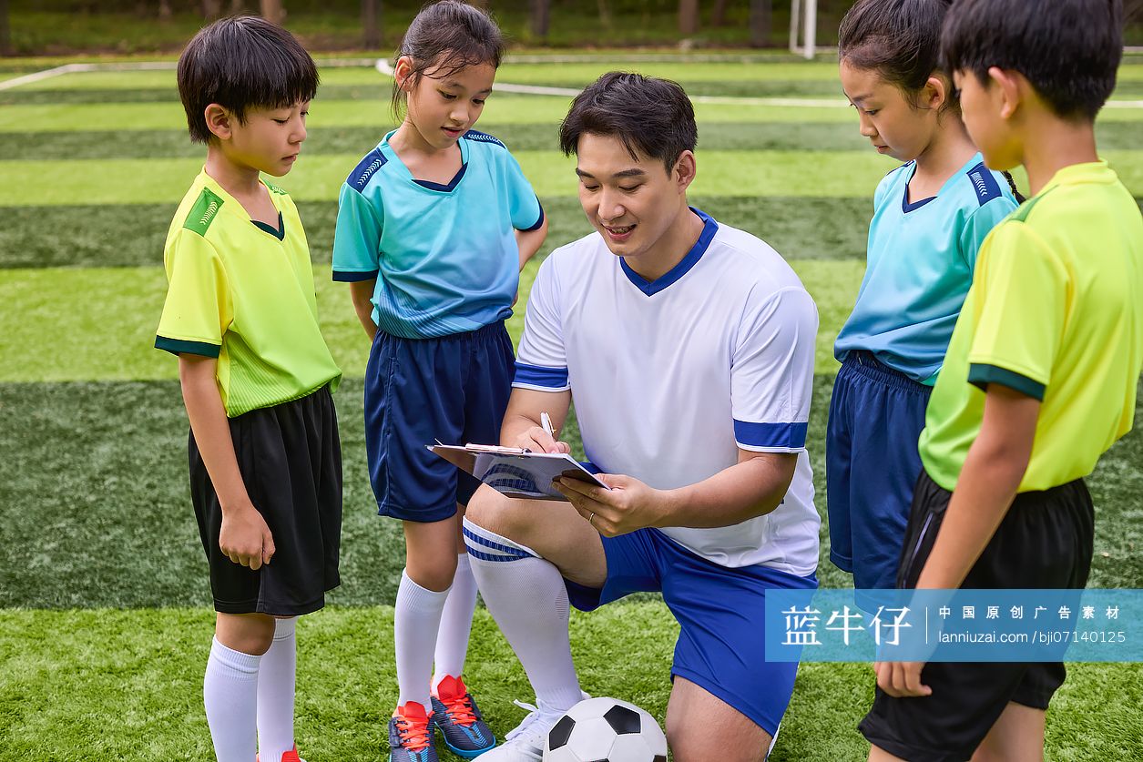 足球教练指导孩子们上足球课