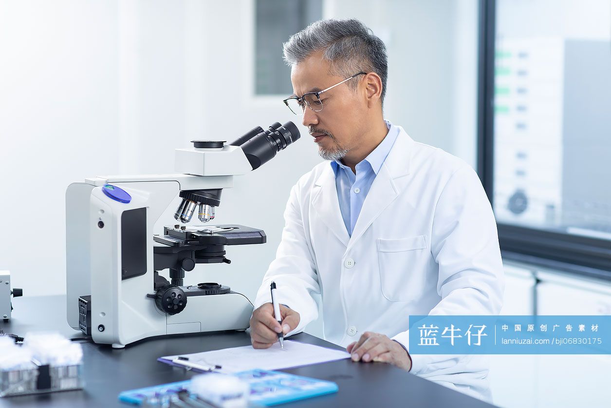 医学研究员在实验室工作
