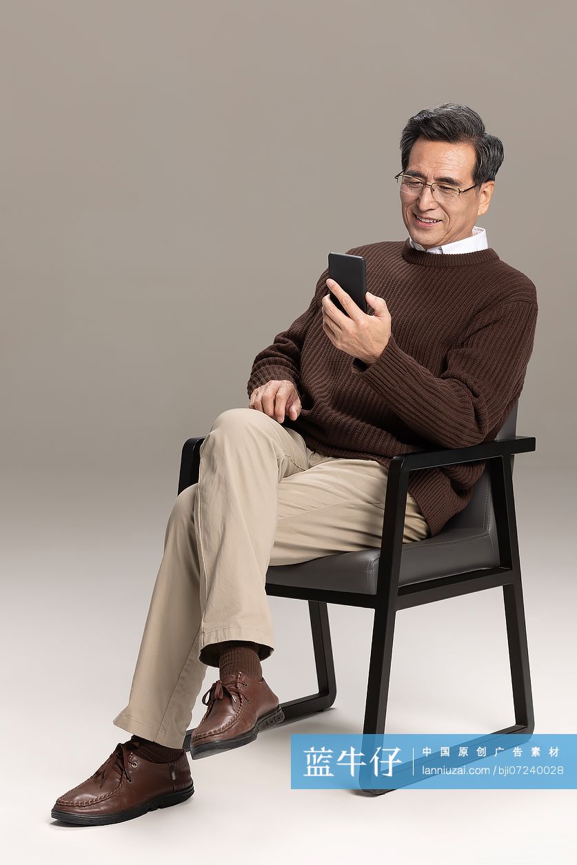 老年男子与智能手机