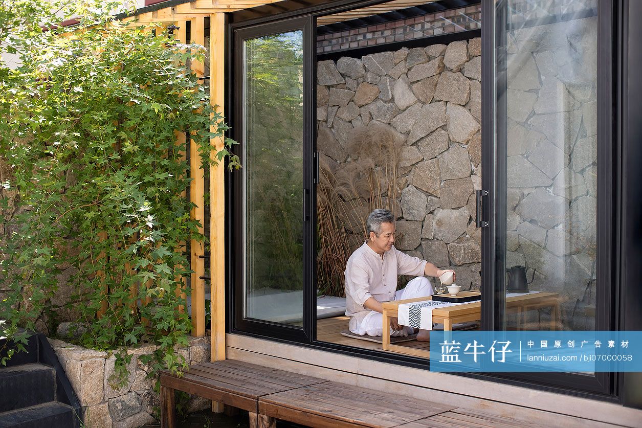 老年男子在茶室里品茶-蓝牛仔影像-中国原创广告影像素材
