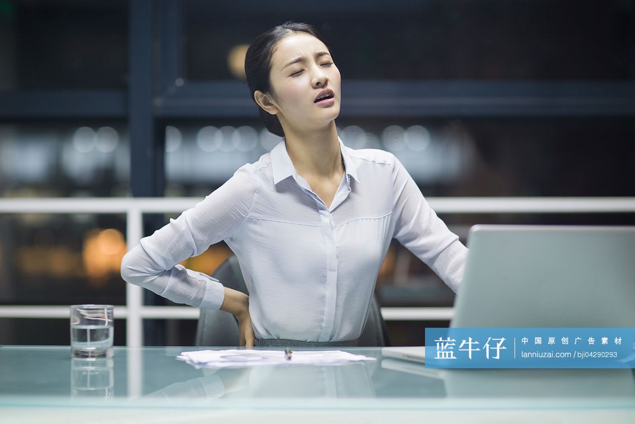 年轻商务女士在办公室工作