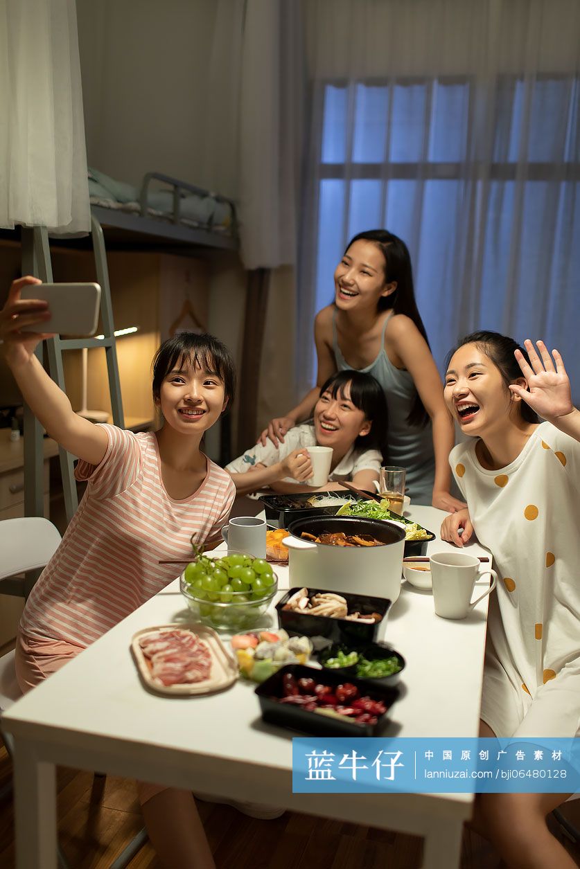 年轻大学生在宿舍吃火锅