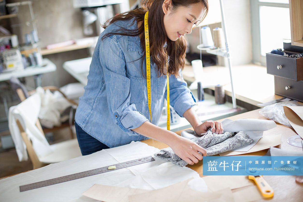 服装设计师在工作室工作