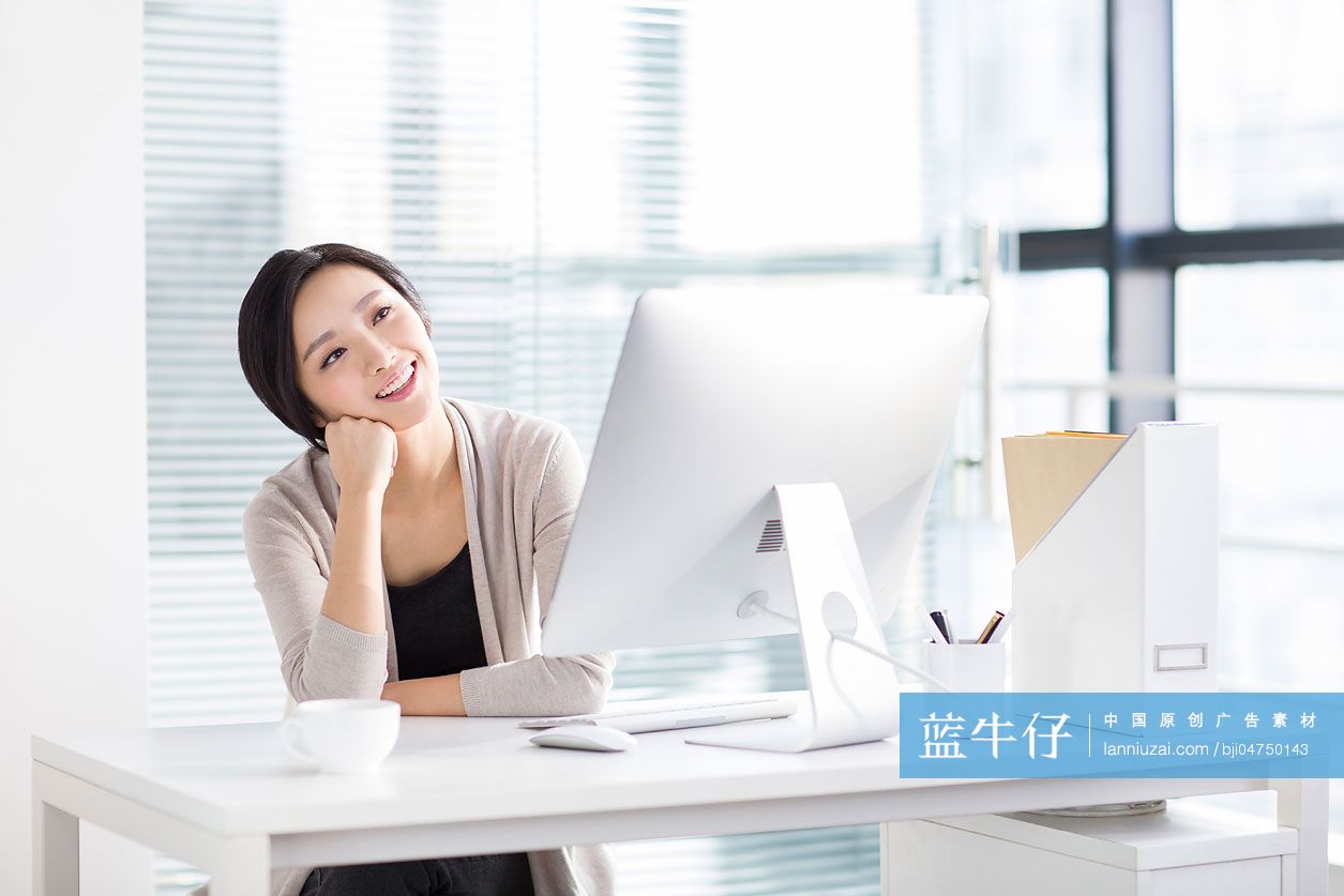 年轻女子在办公室思考