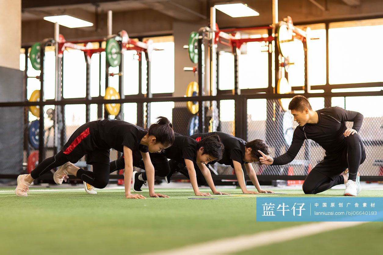 儿童在教练的指导下进行体能训练