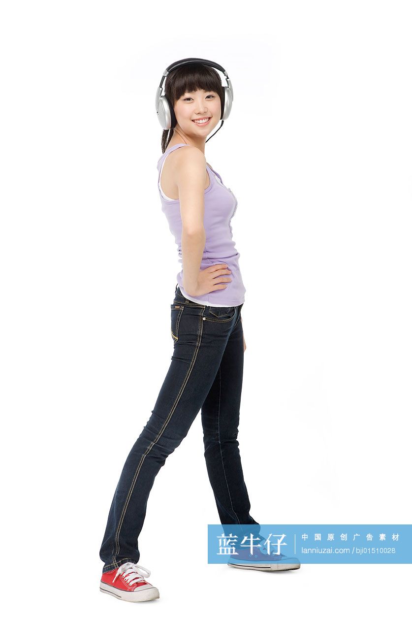 听音乐的年轻女孩