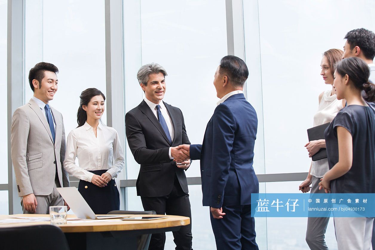 商务男士在会议室握手