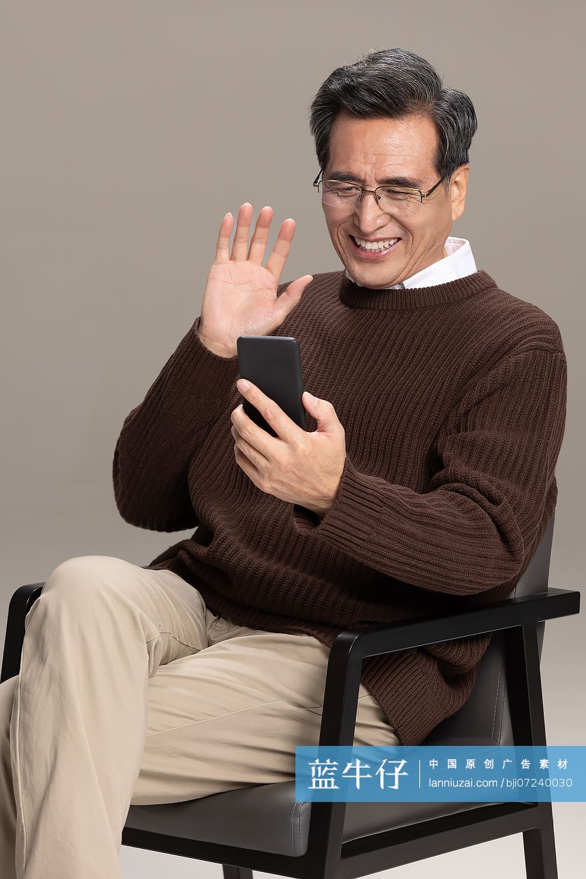 老年男子与智能手机