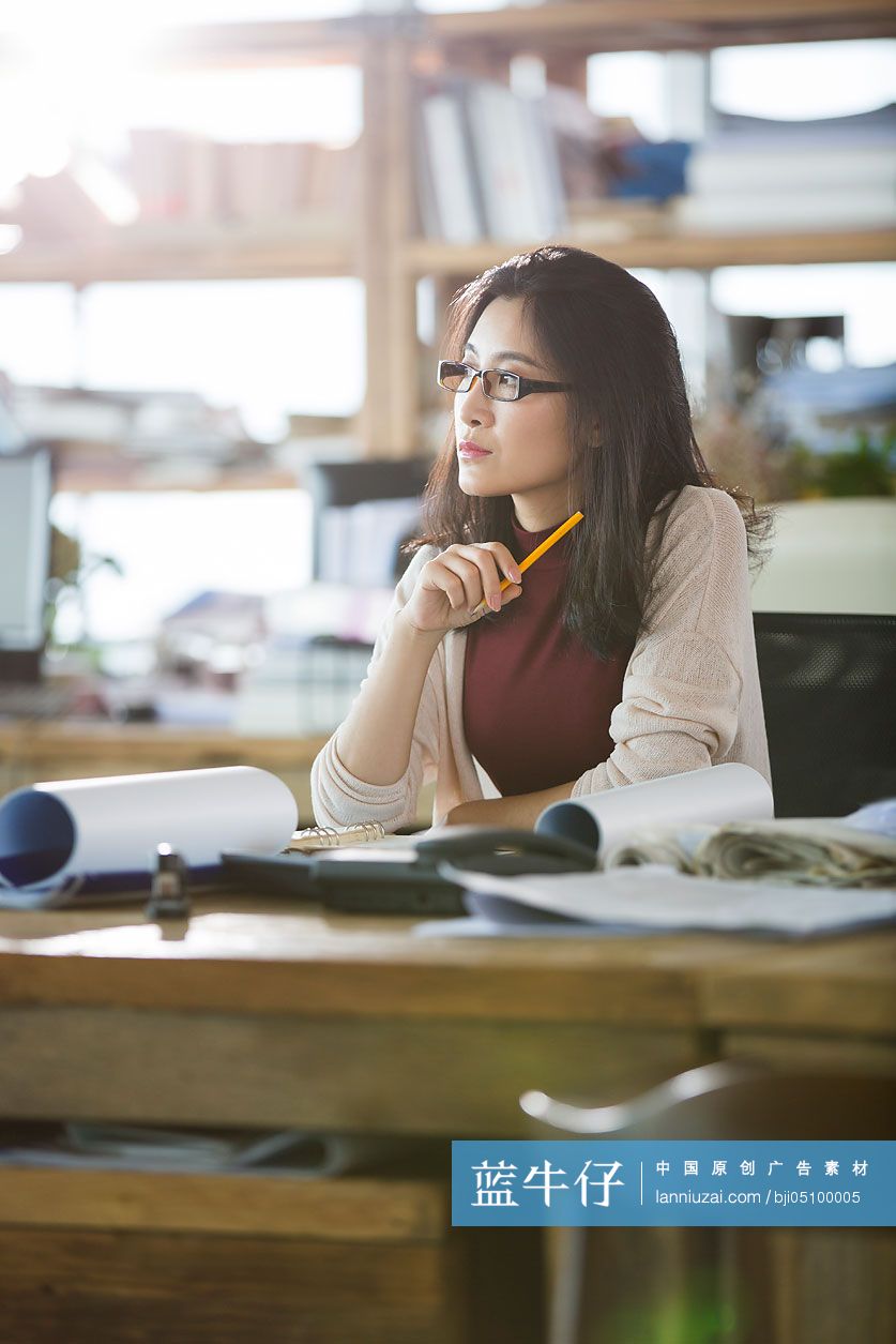 女建筑设计师在办公室工作