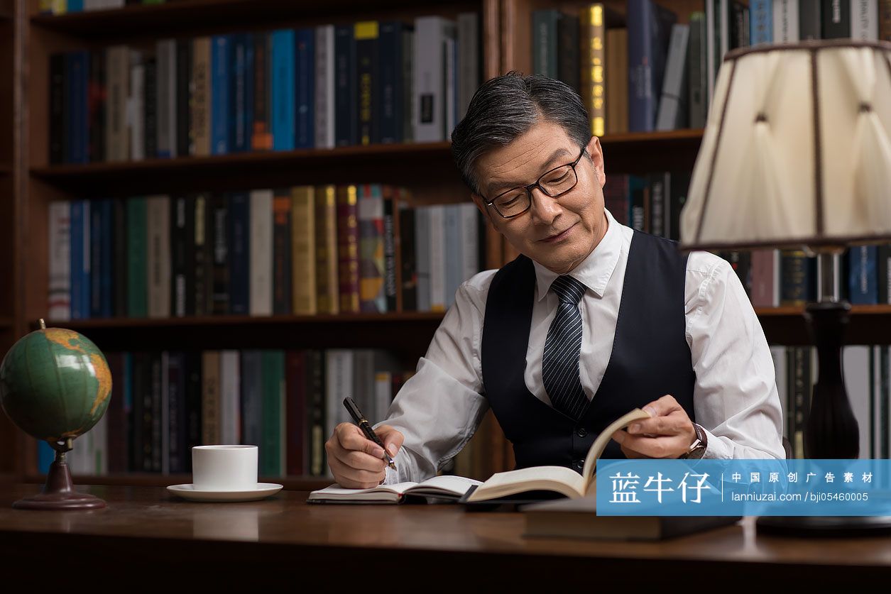 成功商务男士在书房读书
