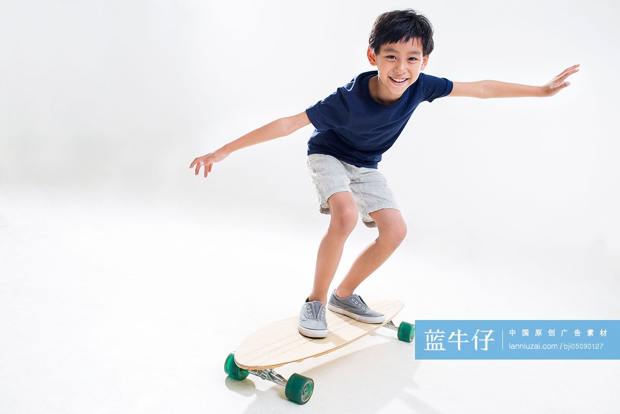 可爱的小男孩滑滑板