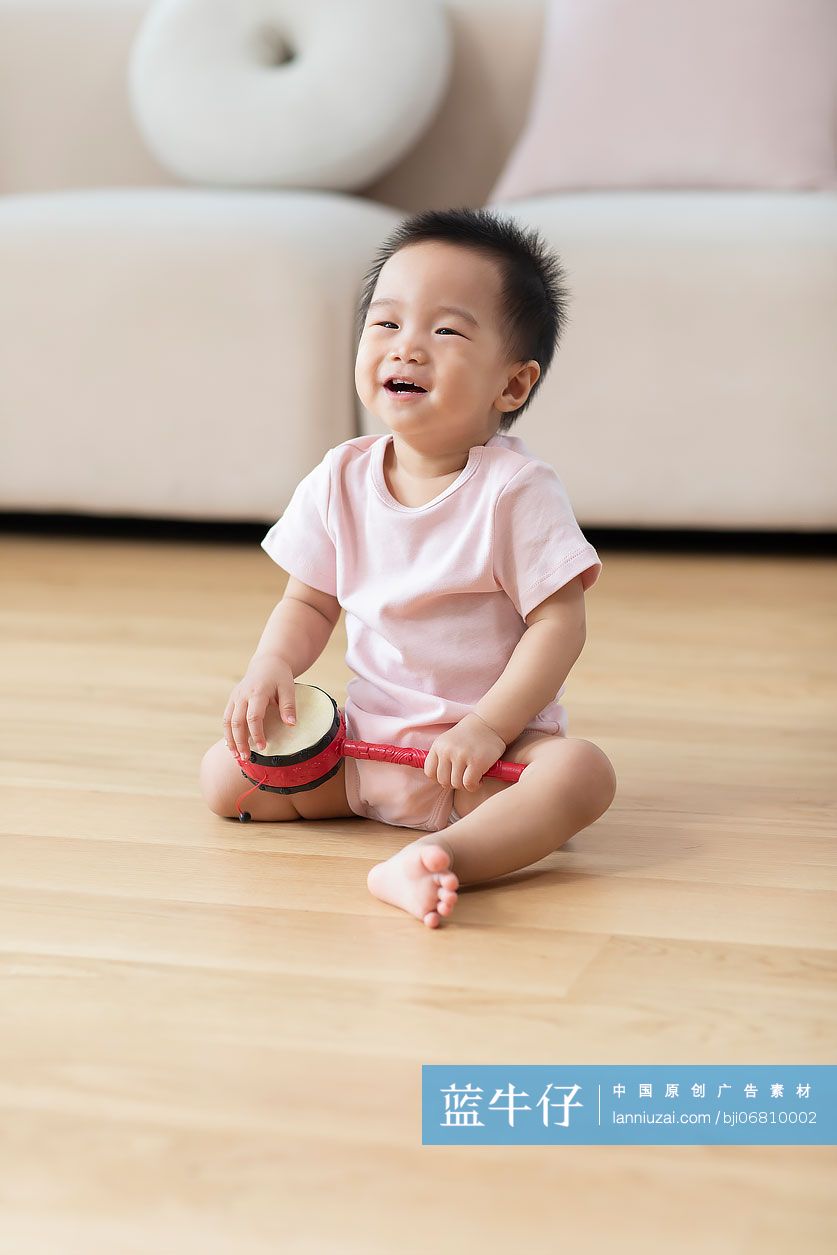 可爱的宝宝在家玩玩具