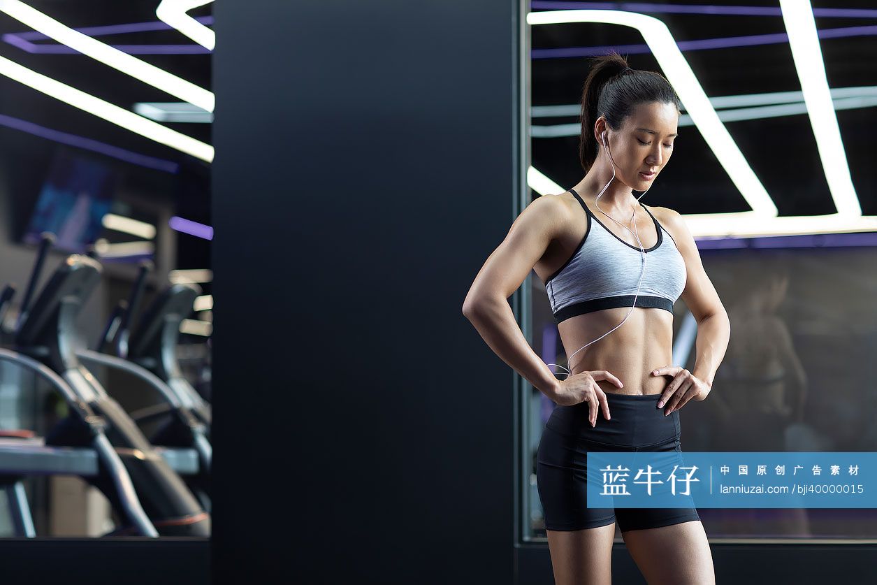 年轻女士在健身房健身