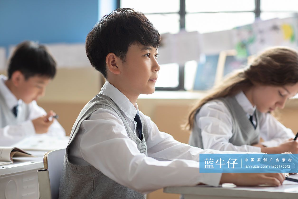 学生在教室学习