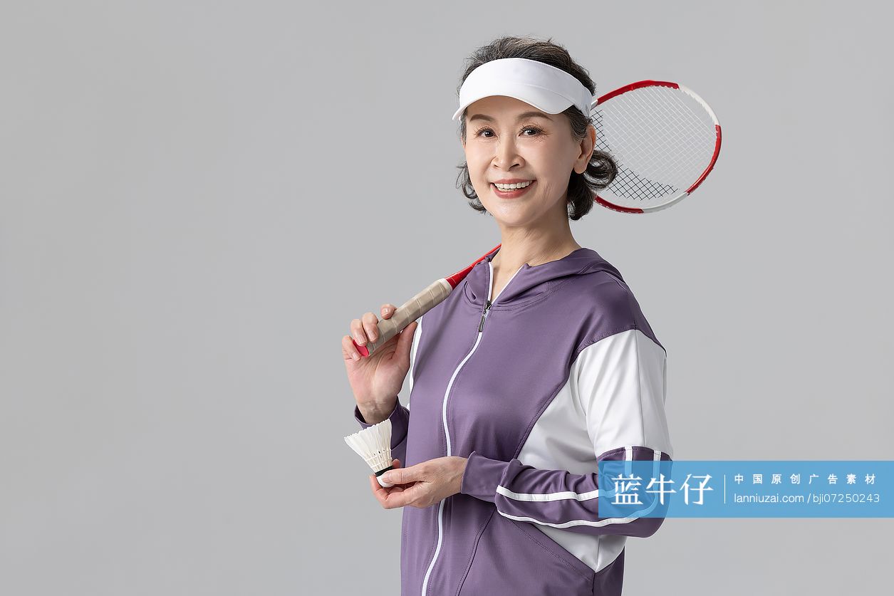 快乐的老年女子锻炼身体