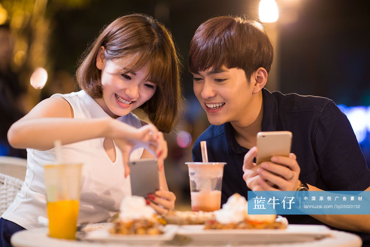 快乐的年轻情侣约会